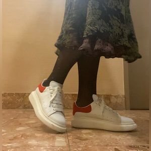 Comfortable platform Alexander McQueen with red velvet back